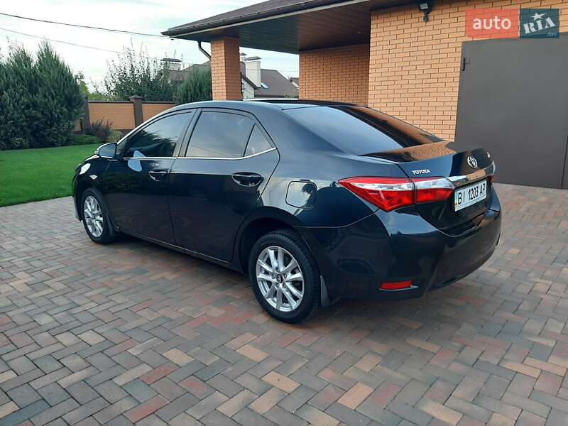 Седан Toyota Corolla 2013 в Полтаве