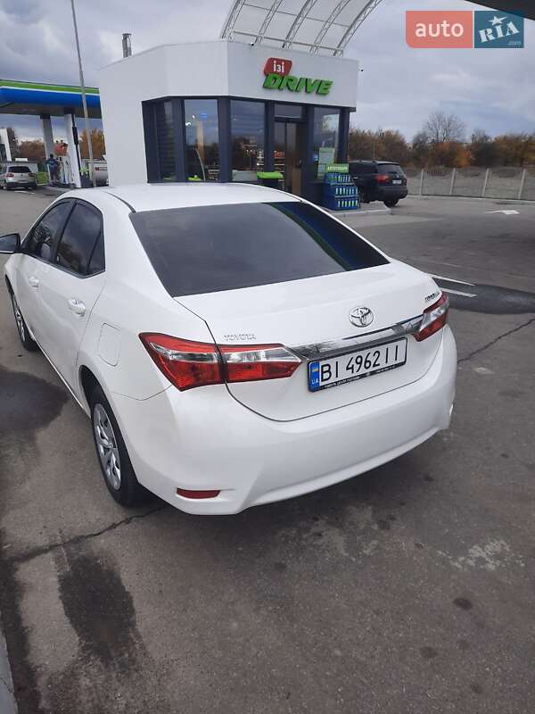 Седан Toyota Corolla 2015 в Краснограде