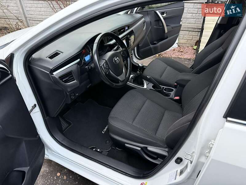 Седан Toyota Corolla 2015 в Краснограде