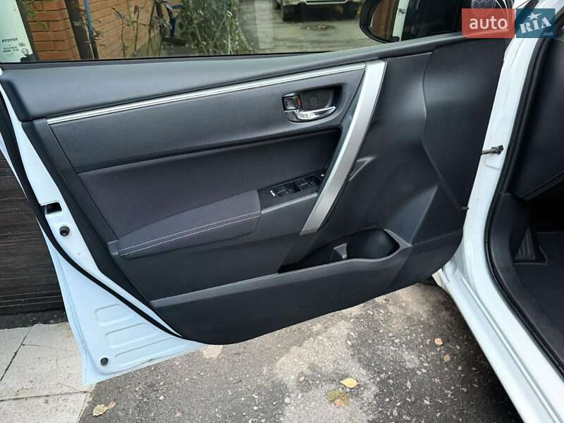 Седан Toyota Corolla 2015 в Краснограде