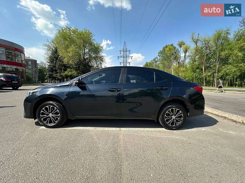 Седан Toyota Corolla 2014 в Днепре