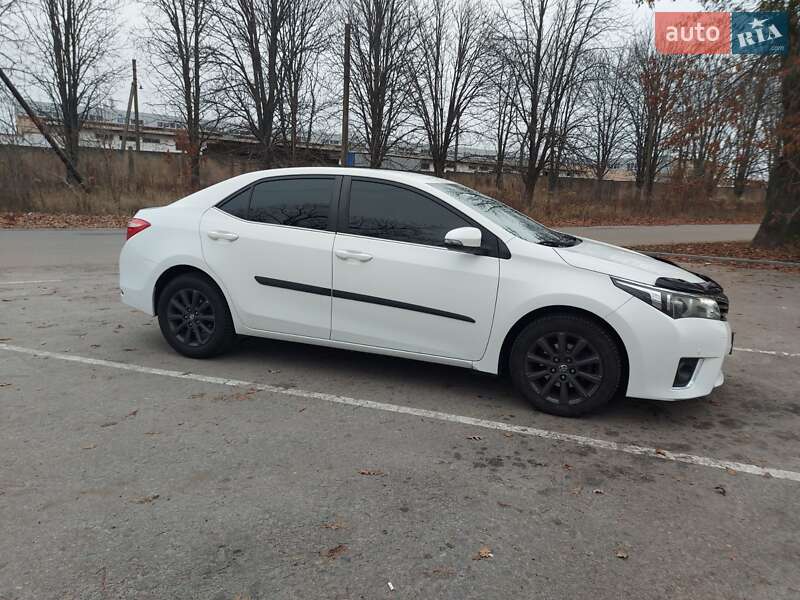Седан Toyota Corolla 2015 в Полтаве