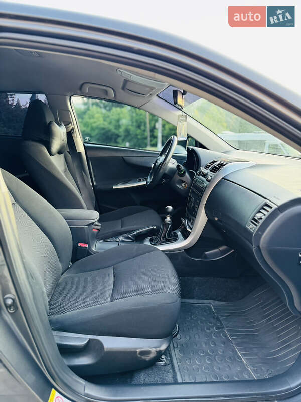 Седан Toyota Corolla 2011 в Кам'янець-Подільському