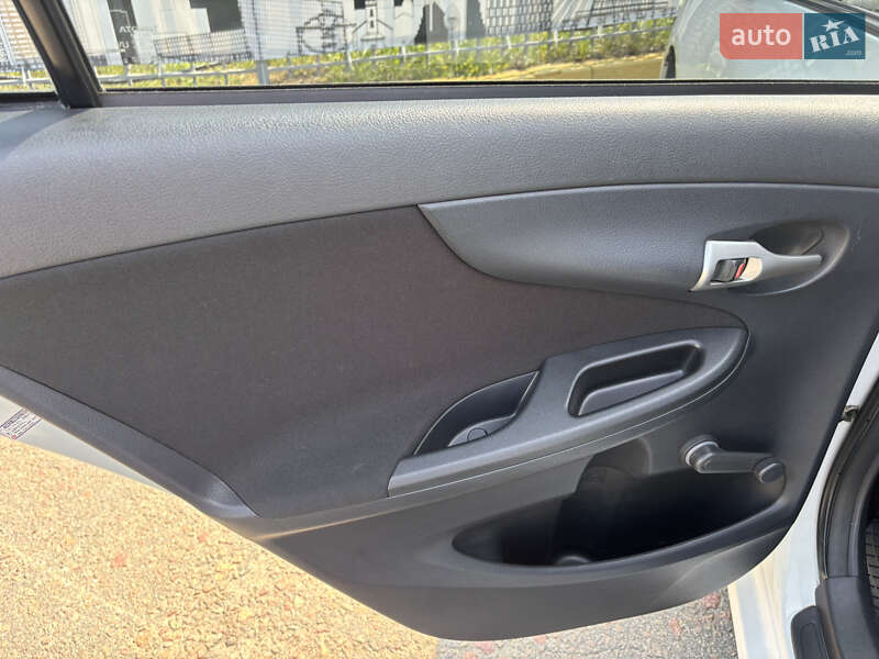 Седан Toyota Corolla 2012 в Киеве