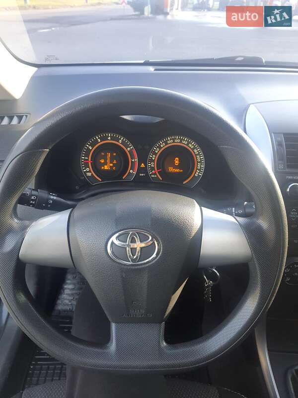 Седан Toyota Corolla 2011 в Полтаві