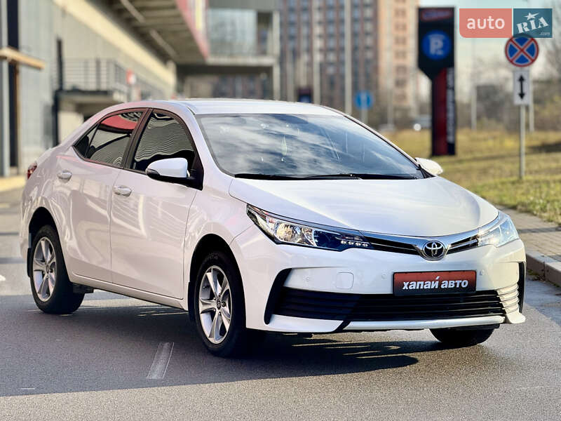 Седан Toyota Corolla 2017 в Киеве