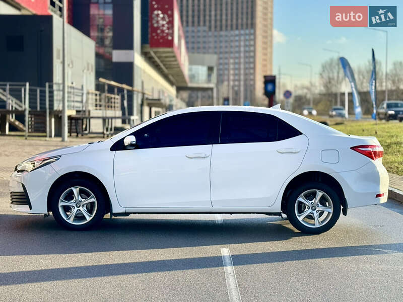 Седан Toyota Corolla 2017 в Киеве