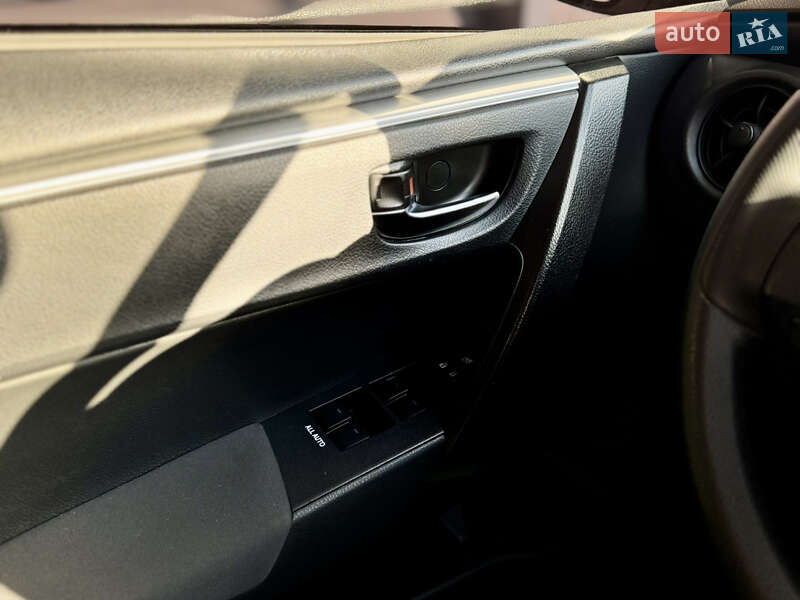 Седан Toyota Corolla 2017 в Киеве