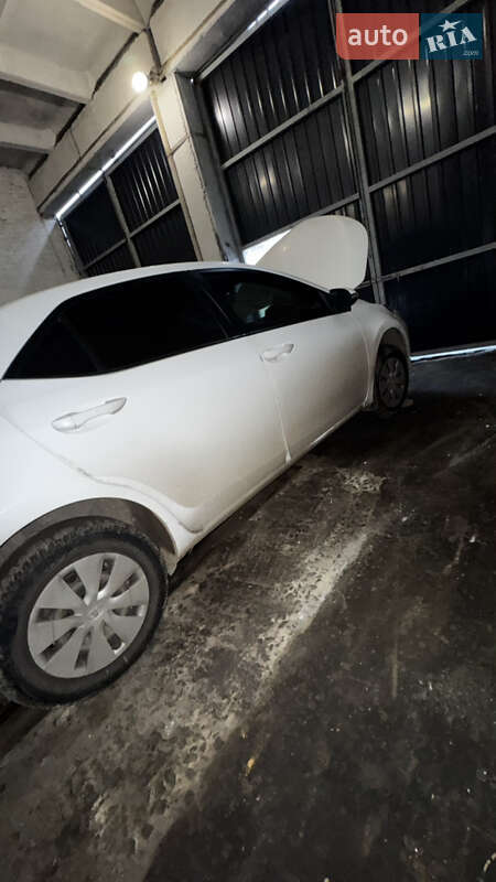 Седан Toyota Corolla 2015 в Лубнах