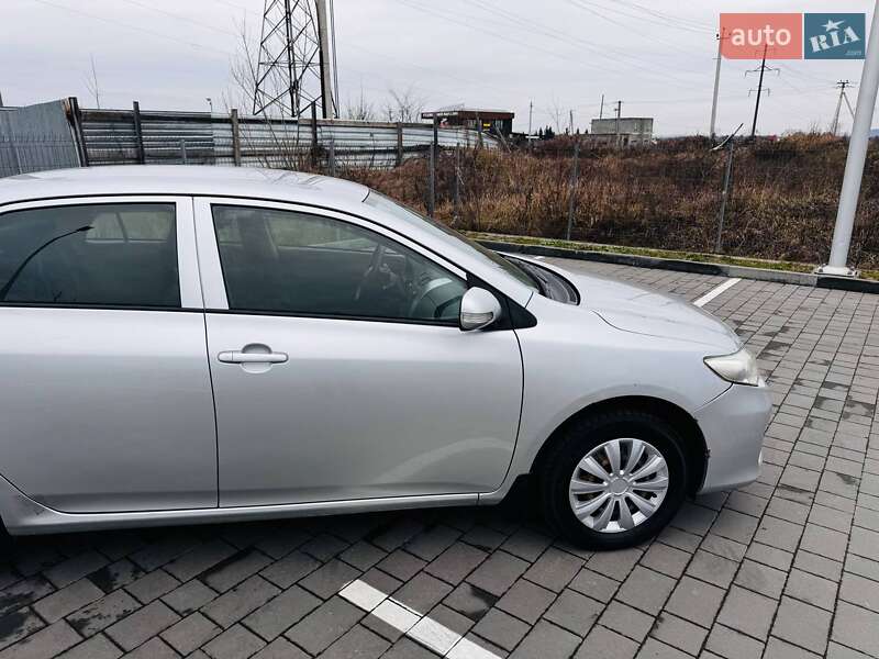 Седан Toyota Corolla 2012 в Ивано-Франковске