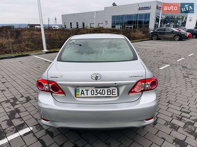 Седан Toyota Corolla 2012 в Ивано-Франковске