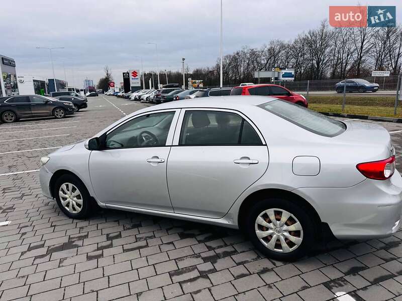 Седан Toyota Corolla 2012 в Ивано-Франковске