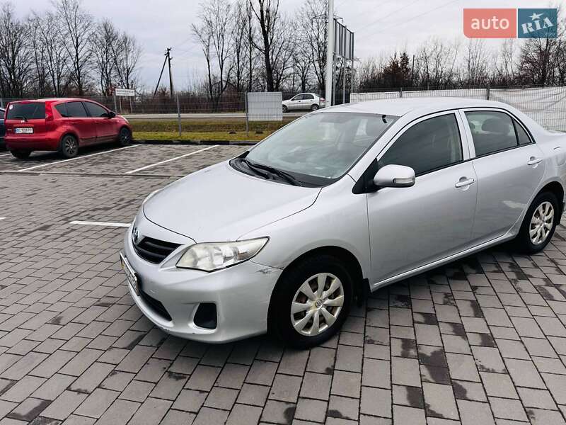 Седан Toyota Corolla 2012 в Ивано-Франковске