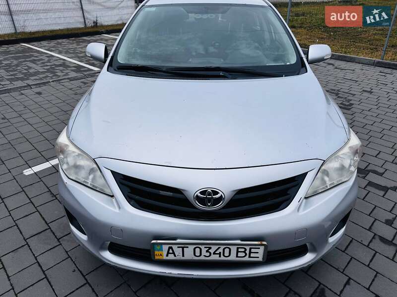 Седан Toyota Corolla 2012 в Ивано-Франковске