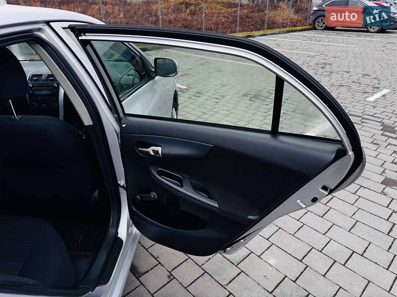 Седан Toyota Corolla 2012 в Ивано-Франковске