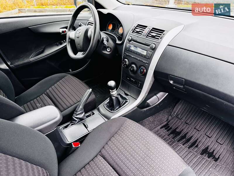 Седан Toyota Corolla 2012 в Ивано-Франковске