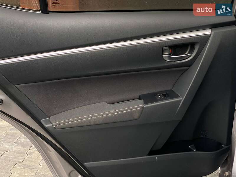 Седан Toyota Corolla 2017 в Киеве