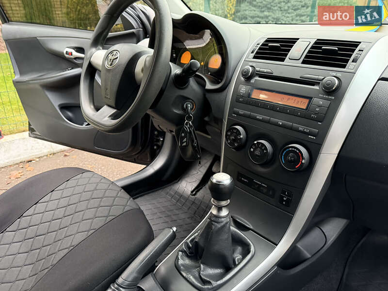 Седан Toyota Corolla 2011 в Рівному