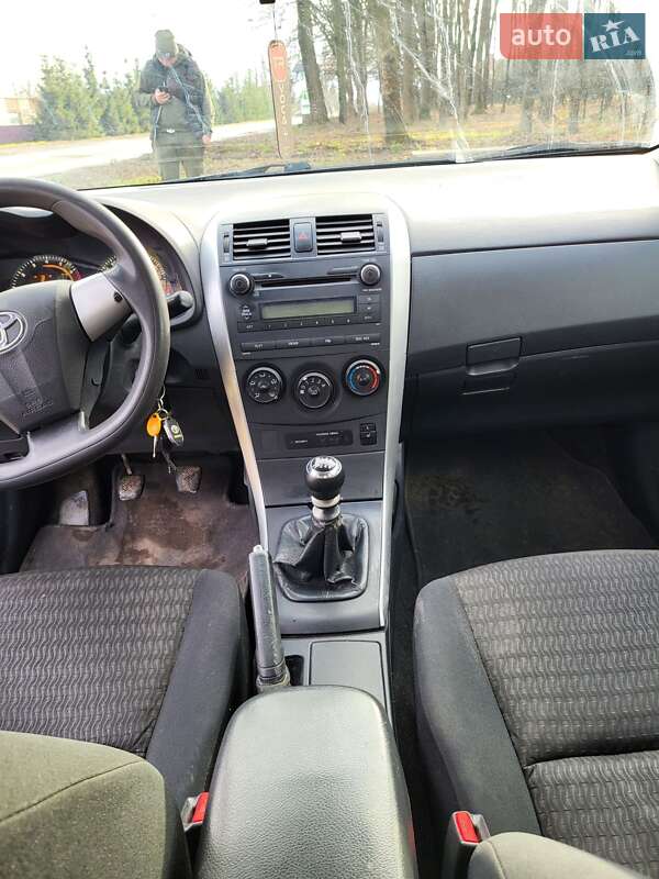 Седан Toyota Corolla 2012 в Борщеві