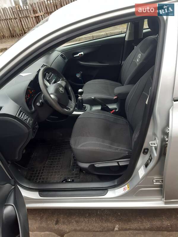 Седан Toyota Corolla 2010 в Івано-Франково