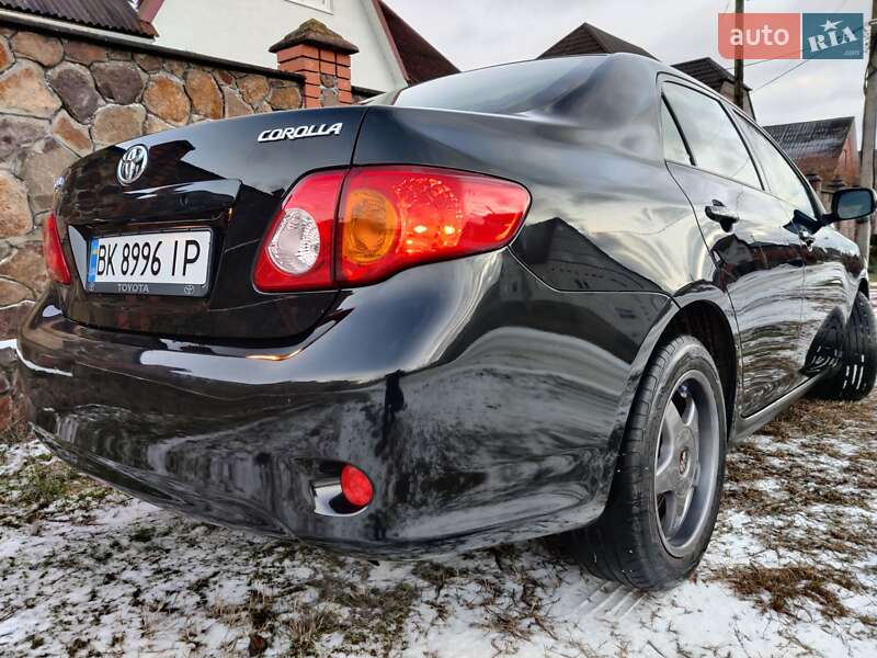 Седан Toyota Corolla 2008 в Сарнах