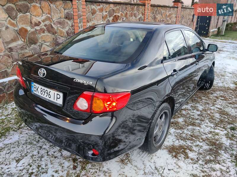 Седан Toyota Corolla 2008 в Сарнах