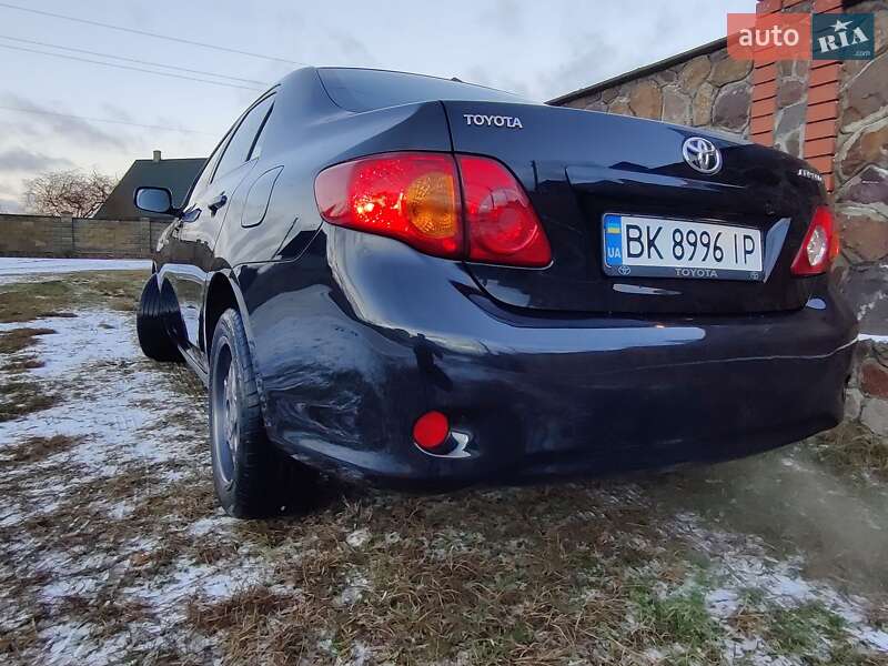 Седан Toyota Corolla 2008 в Сарнах