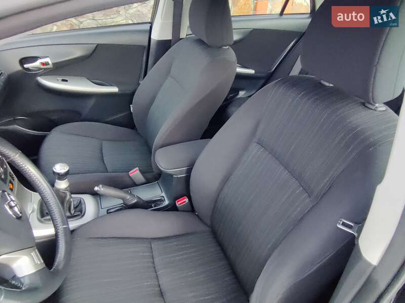 Седан Toyota Corolla 2008 в Сарнах