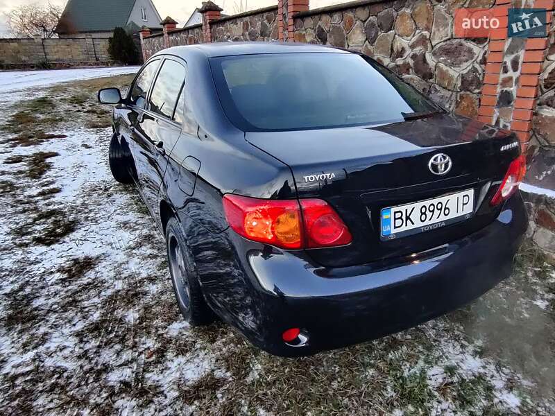 Седан Toyota Corolla 2008 в Сарнах
