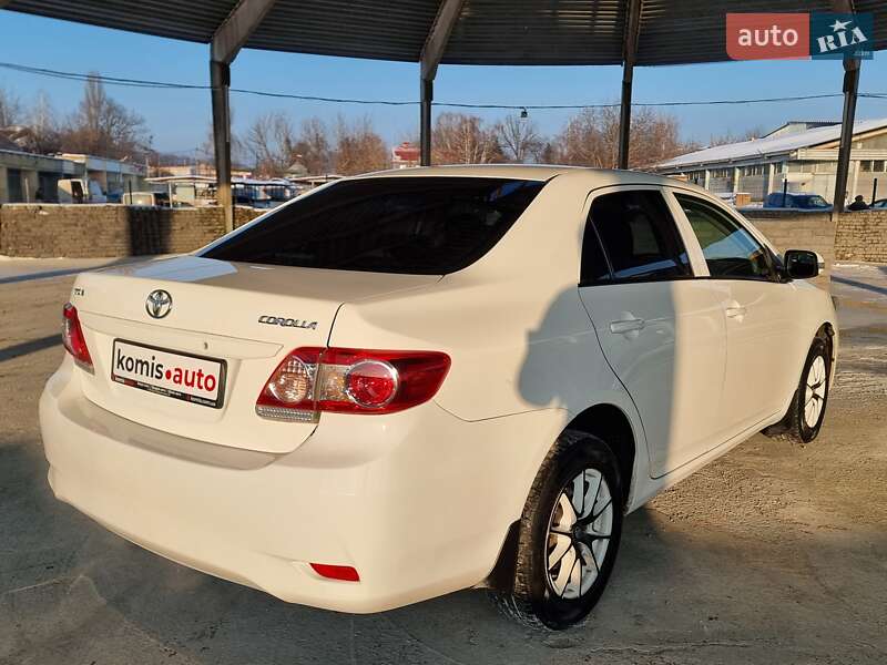 Седан Toyota Corolla 2011 в Виннице
