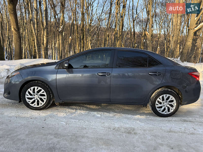 Седан Toyota Corolla 2018 в Львове
