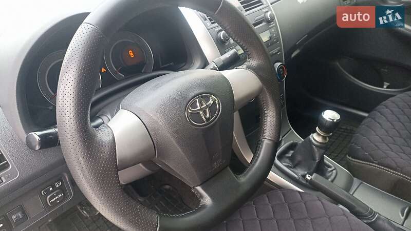 Седан Toyota Corolla 2012 в Зміїві