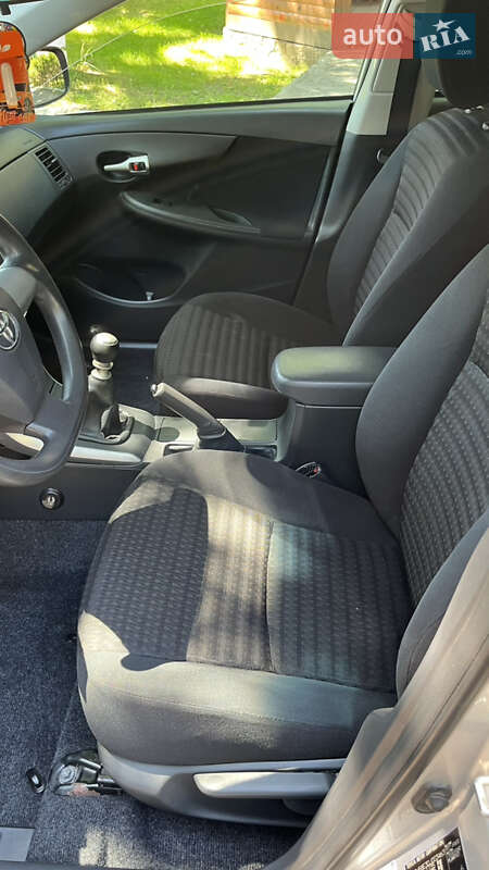 Седан Toyota Corolla 2010 в Чернухах