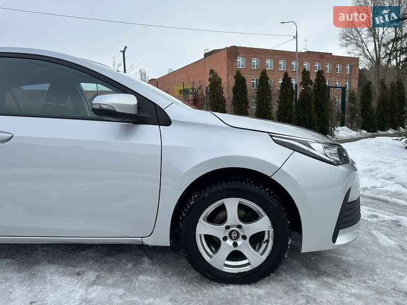 Седан Toyota Corolla 2016 в Киеве