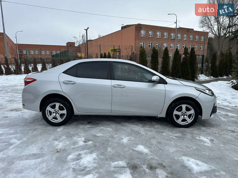Седан Toyota Corolla 2016 в Киеве