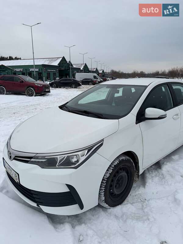 Седан Toyota Corolla 2016 в Ірпені