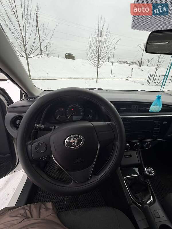 Седан Toyota Corolla 2016 в Ірпені