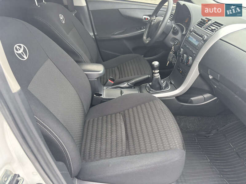 Седан Toyota Corolla 2012 в Києві