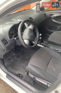 Седан Toyota Corolla 2011 в Сумах