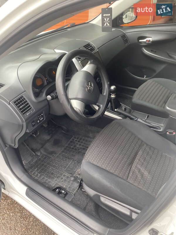 Седан Toyota Corolla 2011 в Сумах