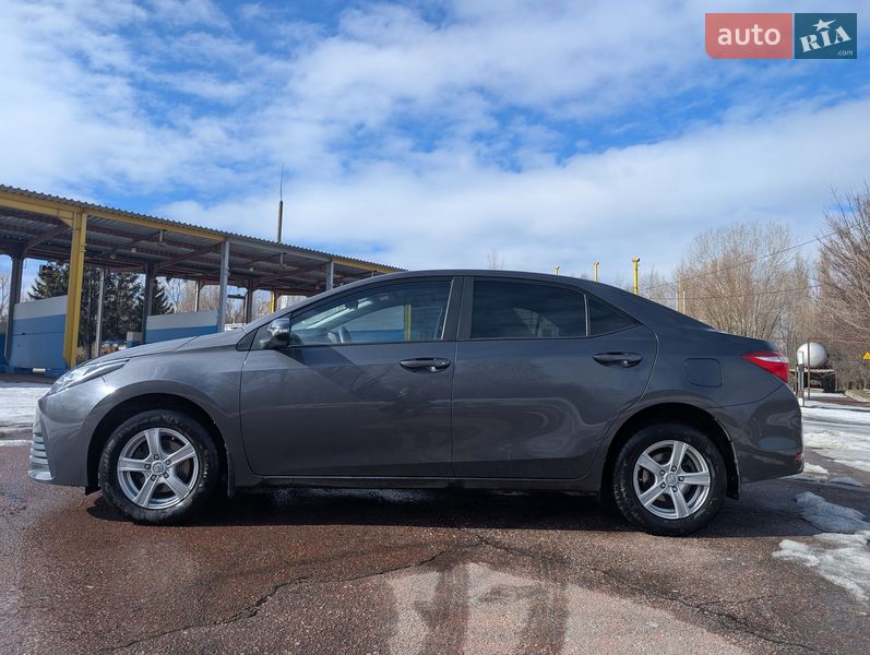 Седан Toyota Corolla 2017 в Киеве