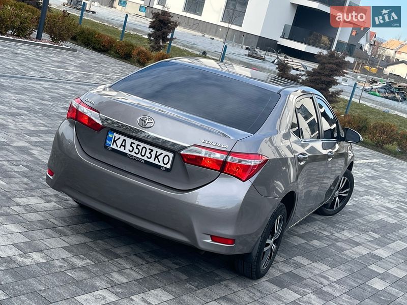 Седан Toyota Corolla 2013 в Мукачево