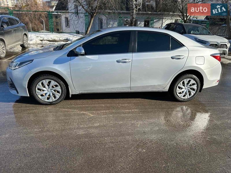 Седан Toyota Corolla 2016 в Киеве