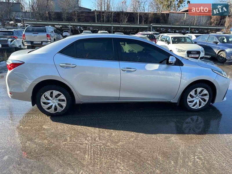 Седан Toyota Corolla 2016 в Киеве