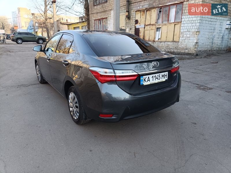 Седан Toyota Corolla 2016 в Киеве