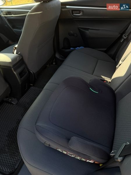 Седан Toyota Corolla 2017 в Деражне