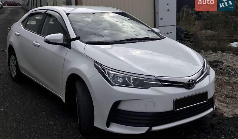 Седан Toyota Corolla 2017 в Киеве