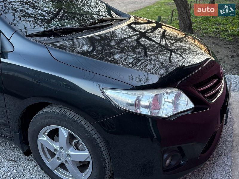 Седан Toyota Corolla 2013 в П'ятихатках