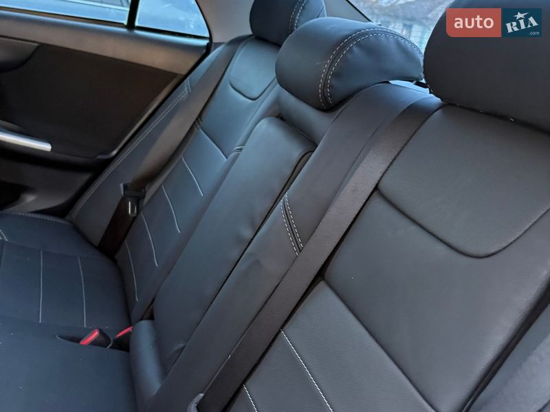 Седан Toyota Corolla 2013 в П'ятихатках