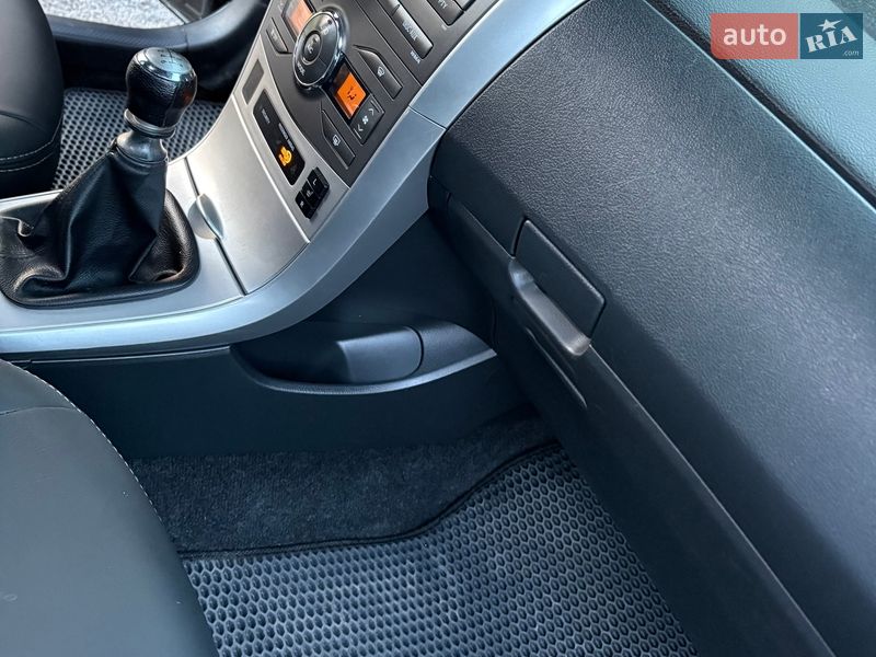 Седан Toyota Corolla 2013 в П'ятихатках